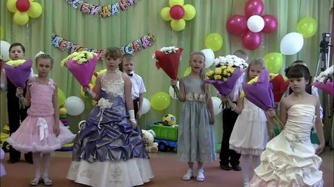Веселый танец на выпускном в саду