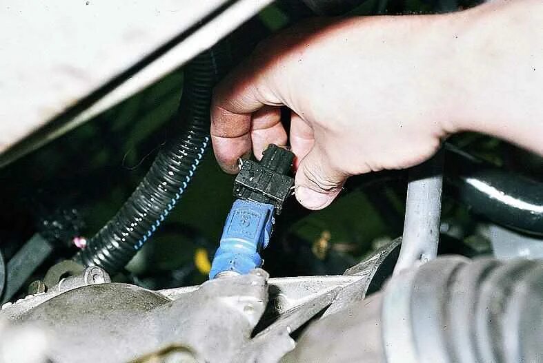 Почему не работает датчик скорости. Схема включения датчика скорости ваз 2112. Датчик скорости приора 16 клапанов. Почему не работает датчик скорости. Датчик спидометра приора 16 клапанов.