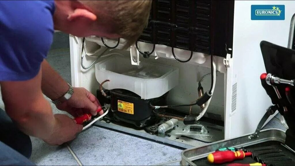 Не горит свет в холодильнике. Индезит холодильник лампа освещения салона. Холодильник не морозит. Замыкание реле холодильника. Не морозит холодильник lg.