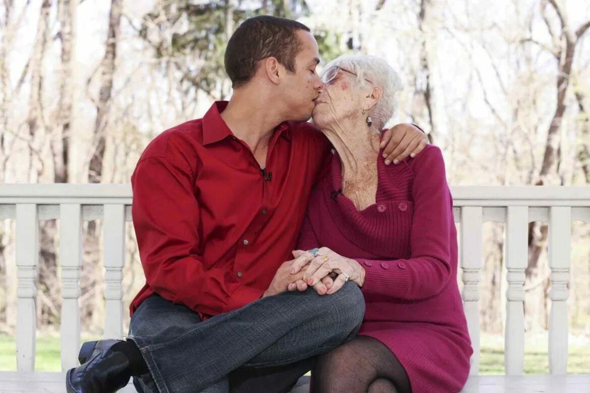 Old love new love. 91-Летняя Марджори маккул. Кайл Джонс и 91-летняя Марджори. Кайл Джонс и Марджори маккул. Пожилые и молодые люди.