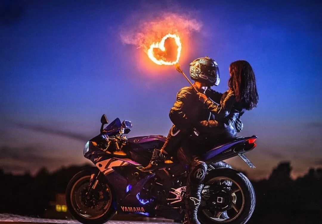 Парень с девушкой на байке. Парень с девушкой на мотоцикле. Парень с девушкой на байке. Мужчина на мотоцикле. Парень с девушкой на мотоцикле.