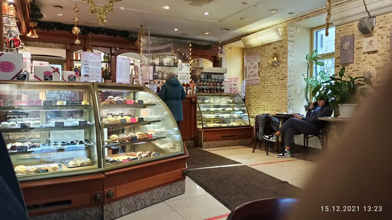 городская булочная. кондитерская север санкт-петербург на невском. пышечная интерьер. торты в магазине. кондитерская 1.