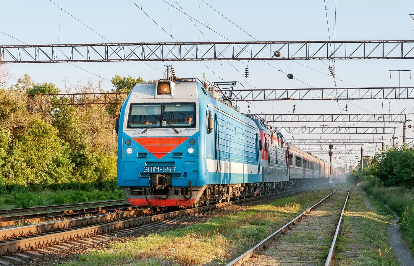 Электровозы пассажирских поездов. Электровоз эп1м. Локомотив эп1м. Пассажирский электровоз эп1м. Эп1м 557.