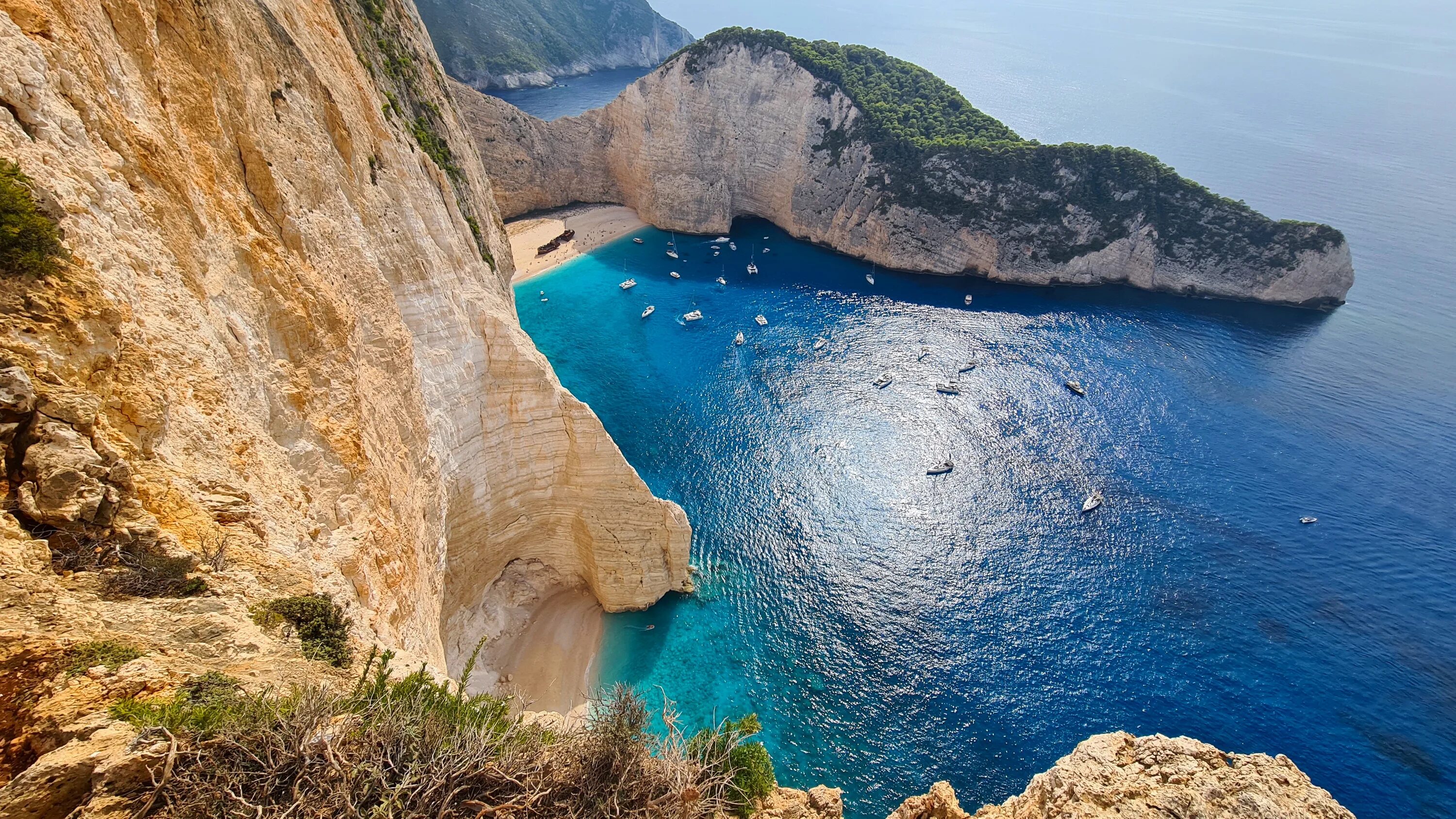 Тайна лазоревых гор. Бухта Навагио Греция. Zakynthos Island остров Закинтос Греция. Пляж Навайо остров Закинф Греция. Закинтос Греция достопримечательности.