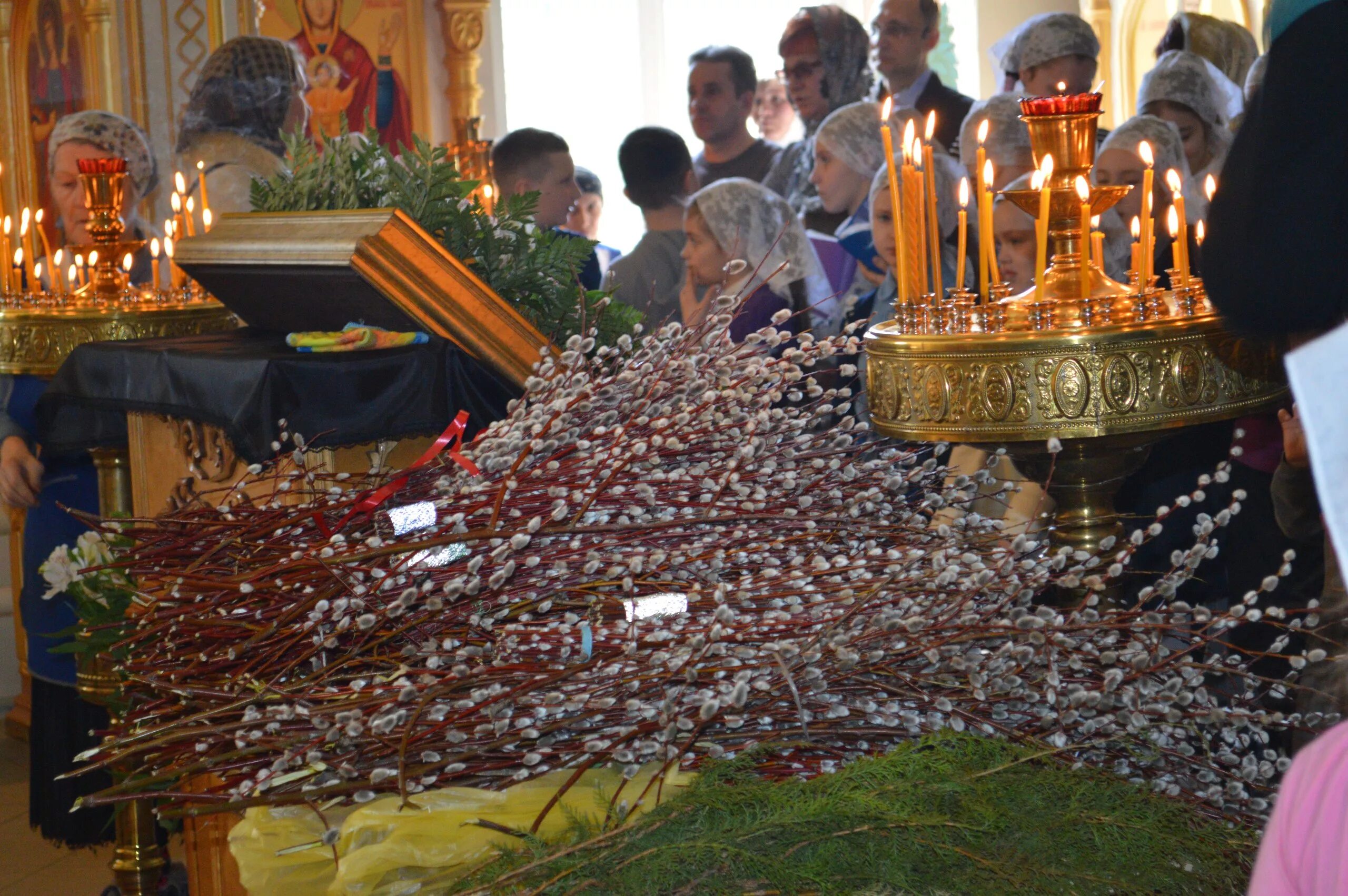 Вербное воскресенье в храме. Верба Церковь. Освещение вербы. Вербный базар в храме.