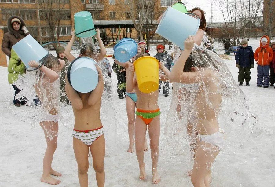 Обычной холодной водой в. Закаливание. Обливание холодной водой. Обливание закаливание. Закаливание обливание холодной водой.