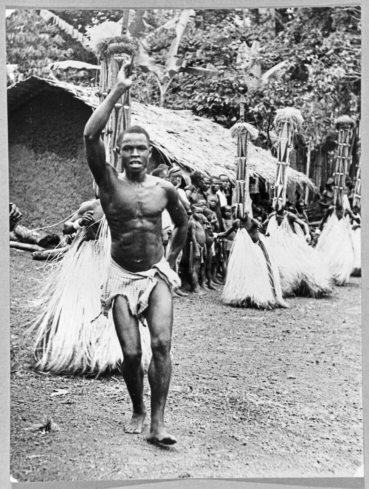 Племя плохих танцоров в африке. Племя с большими яйцами. Племя с большими яйцами. Племя танцоров. Миклухо-маклай и папуасы новой гвинеи.