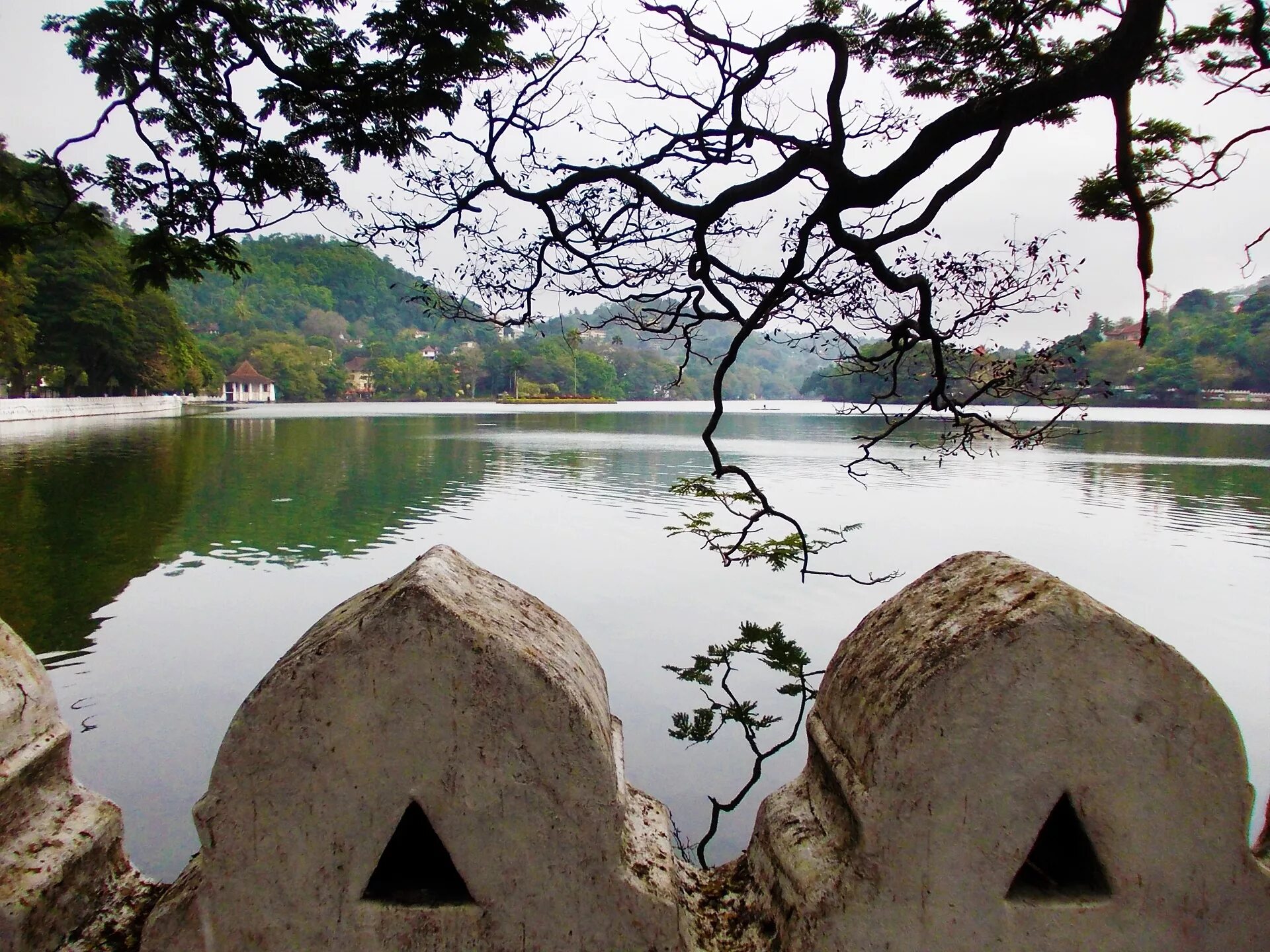 Озеро Канди. Канди Шри Ланка. Kandy Lake Канди. Озеро Цейлон.