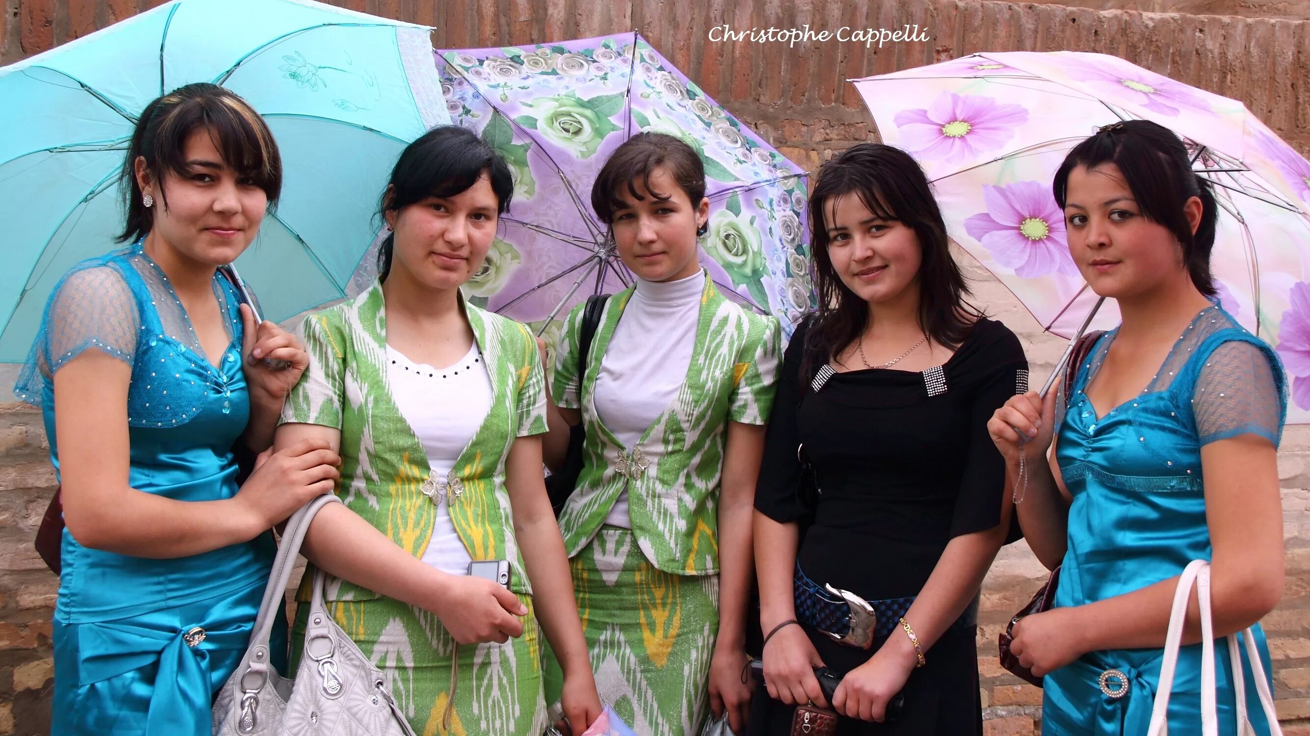 Праздник навруз сумаляк. Узбекские женщины на улице. Узбекские девушки. Узбекские женщины. Эми грин на корточках.