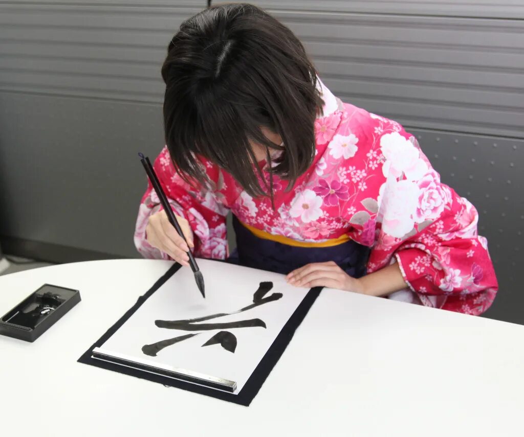 Почему японцы хорошо рисуют. Японцы рисуют в школе. Почему японцы хорошо рисуют. Самые большие глаза в аниме. Японская еда бенто аниме.