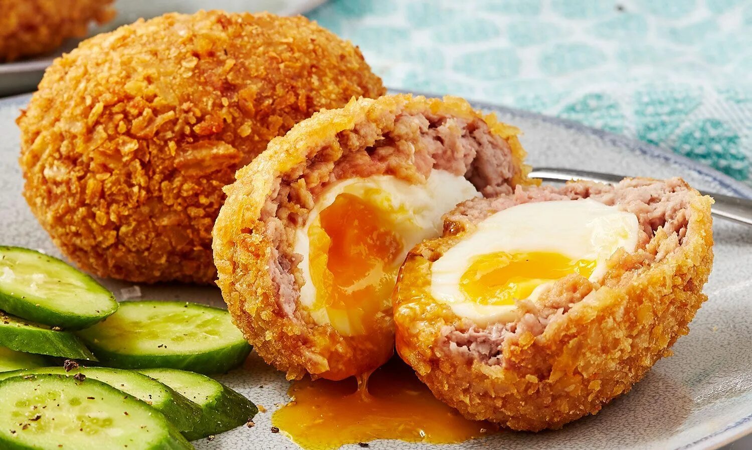 Котлета с начинкой внутри как называется. Scotch eggs (яйца по-шотландски). котлета по-шотландски с яйцом. котлеты с начинкой. зразы с яйцом.