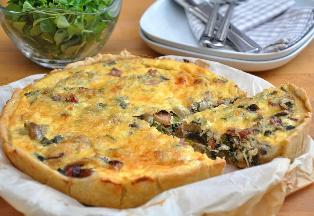 Киш с грибами и сыром. Киш с грибами. Дрожжевой киш. Киш с индейкой. Киш лорен с курицей и грибами.