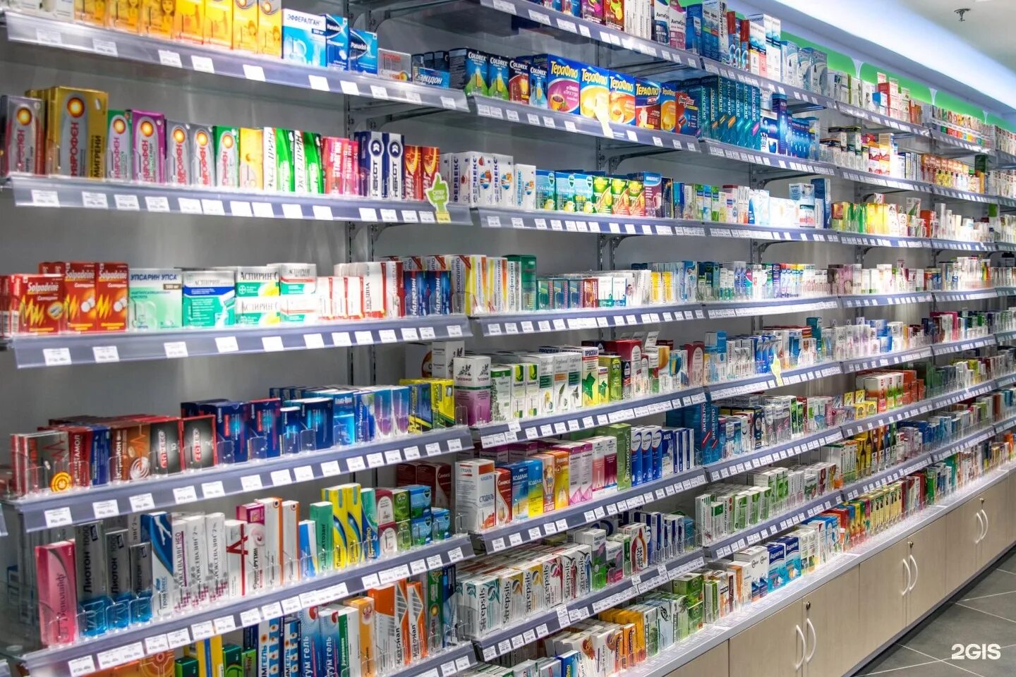 Аптеки столицы логотип. Аптеки в москве лист. Проспекты в аптеке. Неофарм аптека. Аптеки в москве лист.