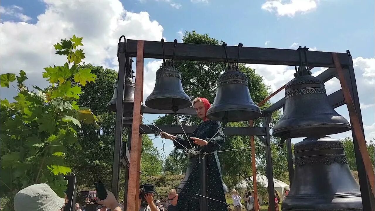 Колокол омск. Звон колоколов в церкви. Звонари в новодевичьем. Церковные колокола троица. Фестиваль колокольного звона.