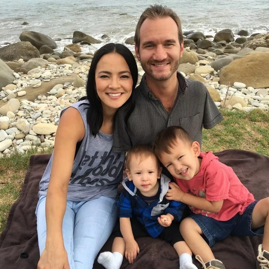 Ник Вуйчич с женой. Ник Вуйчич с семьей. Вуйчич с женой. Nick Vujicic с женой. Ник вуйчич жена