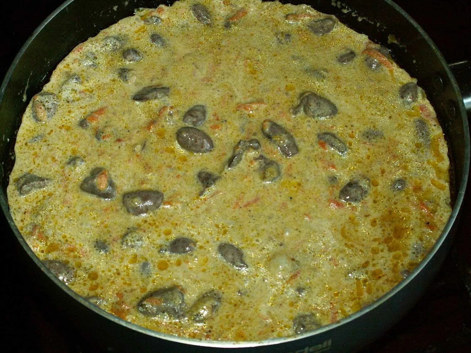 Куриные сердечки в сметане в мультиварке рецепт. Куриные сердечки в сметанном соусе. куриные сердечки тушеные в сметане. куриные сердечки в сметане на сковороде. куриные сердечки в сметанном соусе на сковороде.