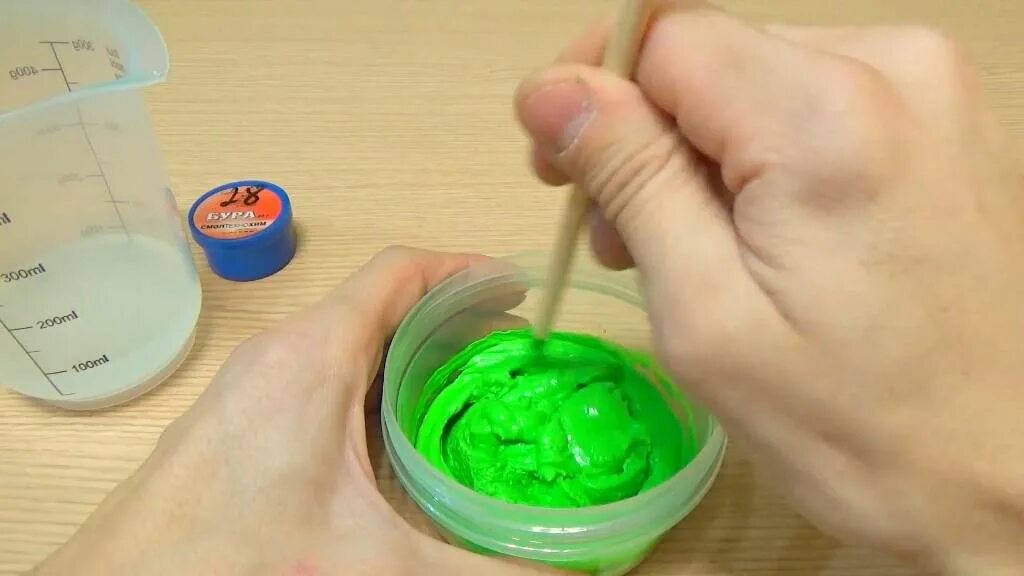 Слайм из домашних условиях. Слайм в домашних условиях. Ингредиенты для лизуна. Для чего нужен слайм. Лизун.