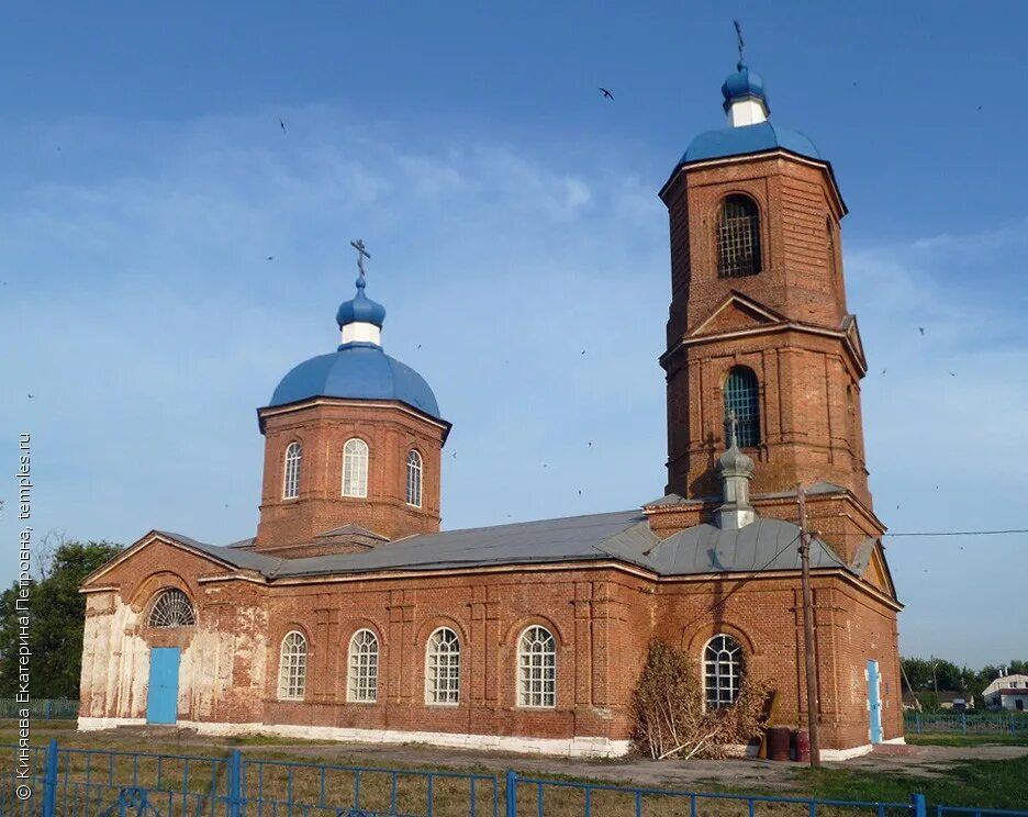 Вязовка самарская область. Радищевский район Вязовка храм. Село Вязовка Саратовская область. Храм село Вязовка Ульяновская область. Вязовка Татищевский район Церковь.