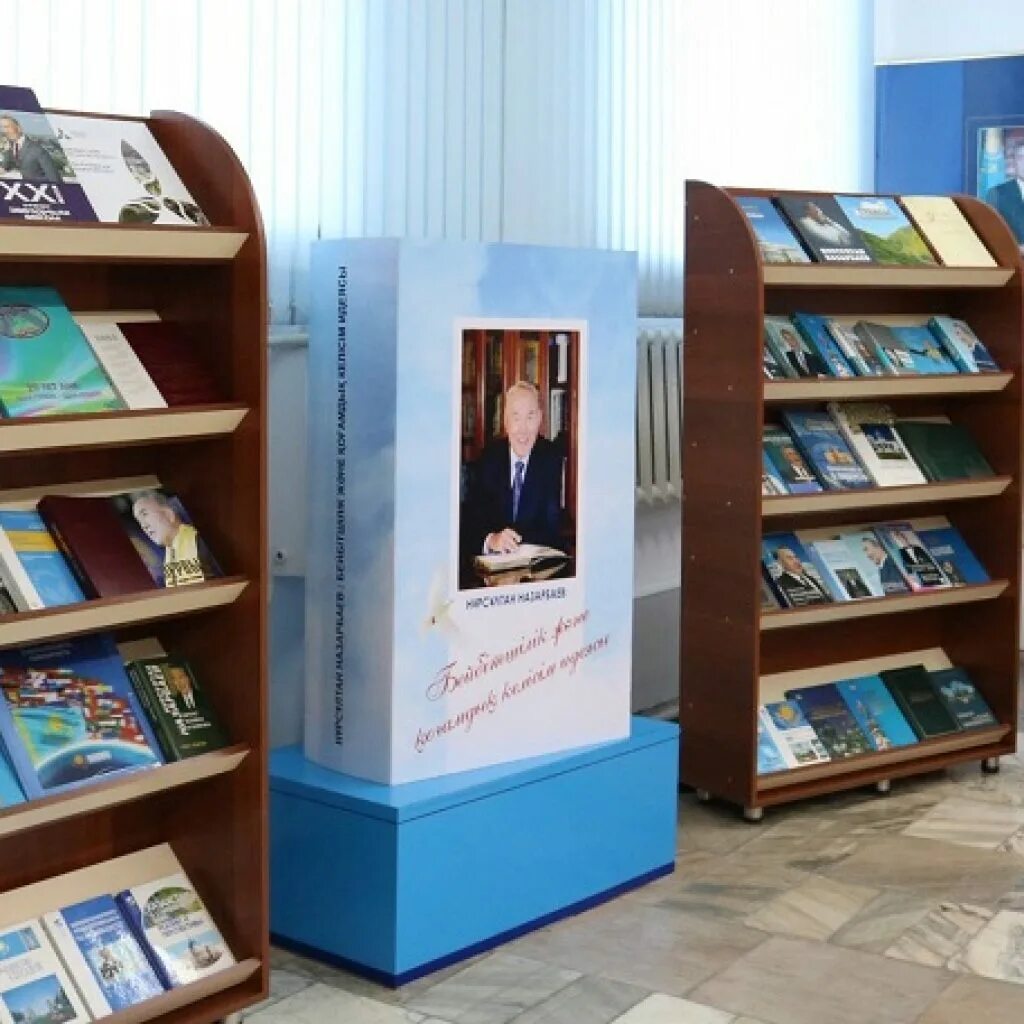 Книжная выставка ко дню независимости рк в библиотеке. Книжная выставка ко дню независимости. Книжная выставка к 1 мая в казахстане. Книжная выставка инсталляция в библиотеке. Казахстан книжная выставка.
