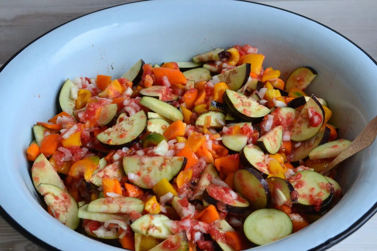 Можно ли тушить салаты. Тушеный салат. Тушеные овощи. Тушеный салат из баклажан. Салат ассорти 2024.