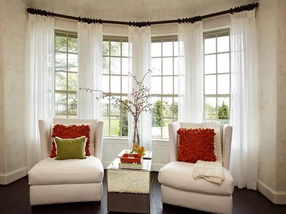 штора на экрнкрное окно. шторы в эркере для гостиной. шторы на эркерные окна. шторы на эркерное окно в гостиной. эркерное окно шторы фото.