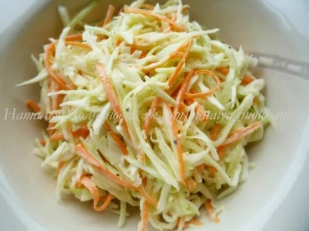 Салат с капустой и горчицей. Салат с капустой и арахисом. Салат коул слоу. Салат с капустой. Салат с хреном и горчицей.