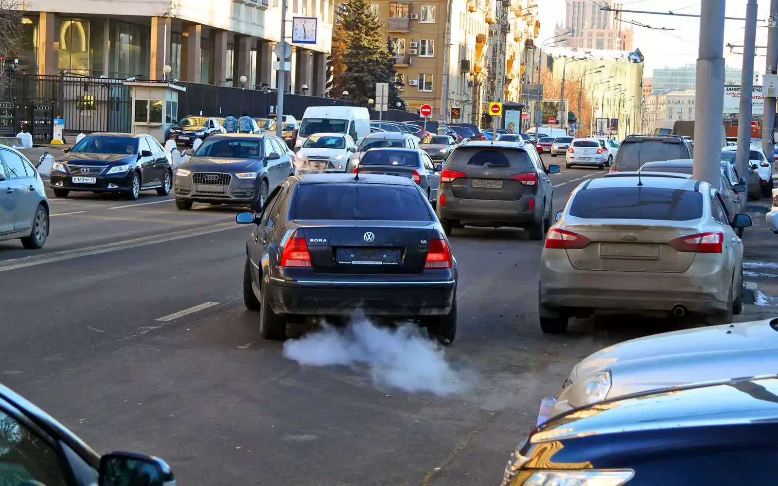 Новая машина без номеров. Незарегистрированный авто. Помятый номер автомобиля. Автомобиль на парковке без номеров. Грязный автомобильный номер.