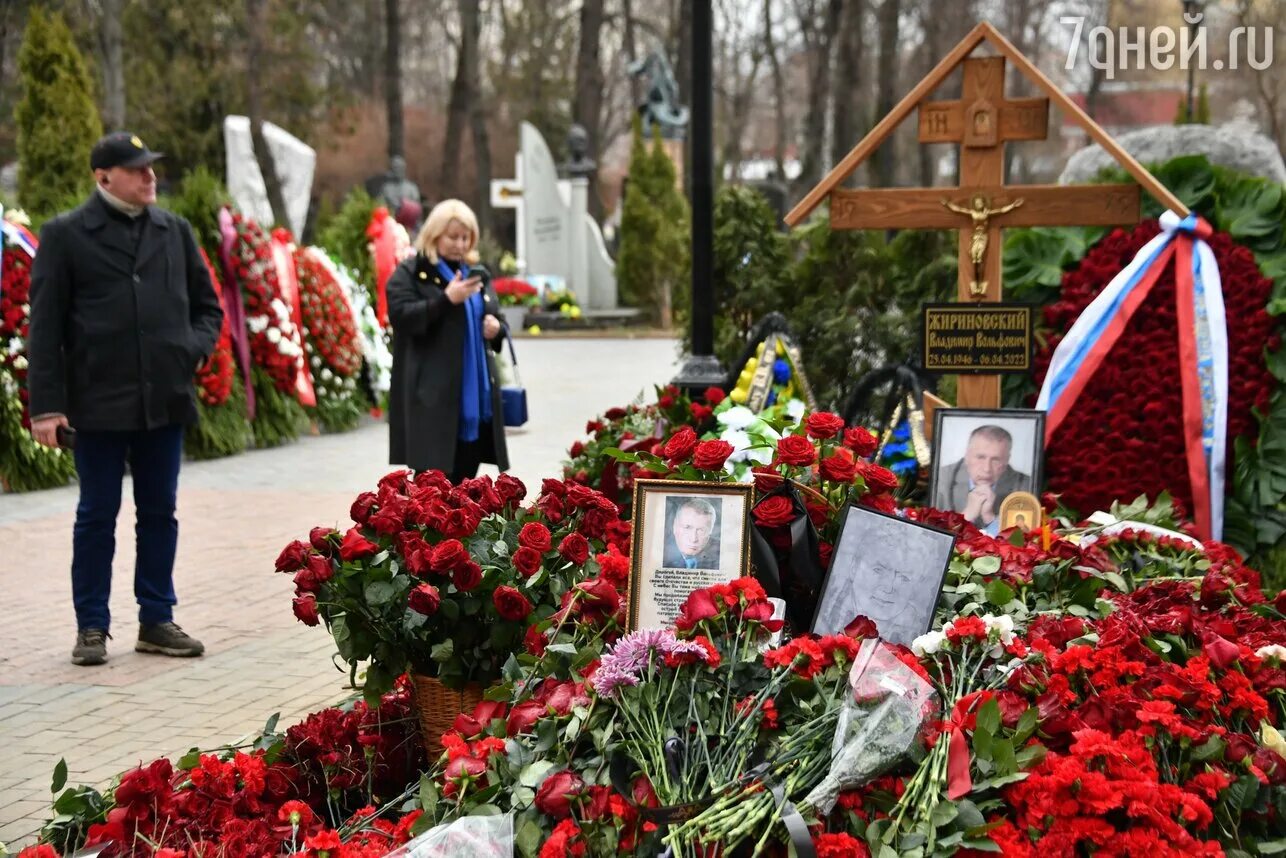 Могила Жириновского на Новодевичьем кладбище. Похороны Жириновского Владимира. Сын на похоронах отца