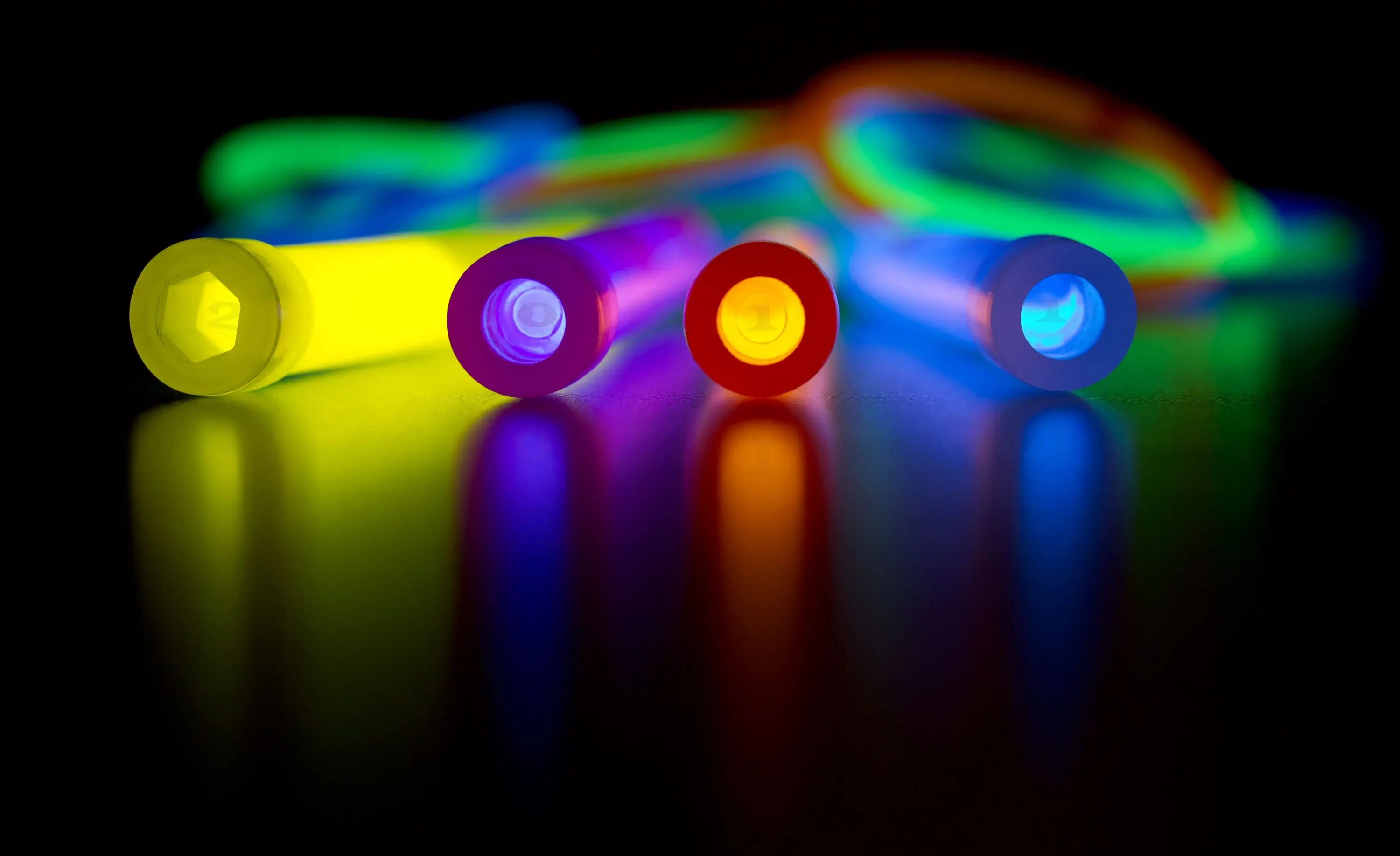 Светящиеся растения. Неоновая вывеска. Газоразрядные лампы неон. Светящийся как правильно. Светящийся как правильно.