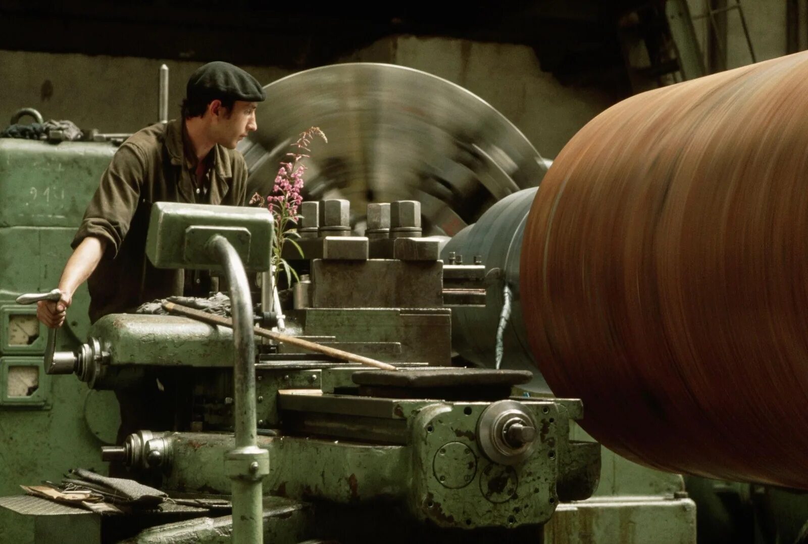 Профессия токарь. Токарь на заводе. Токарь. Токарь на заводе. Токарь на заводе.
