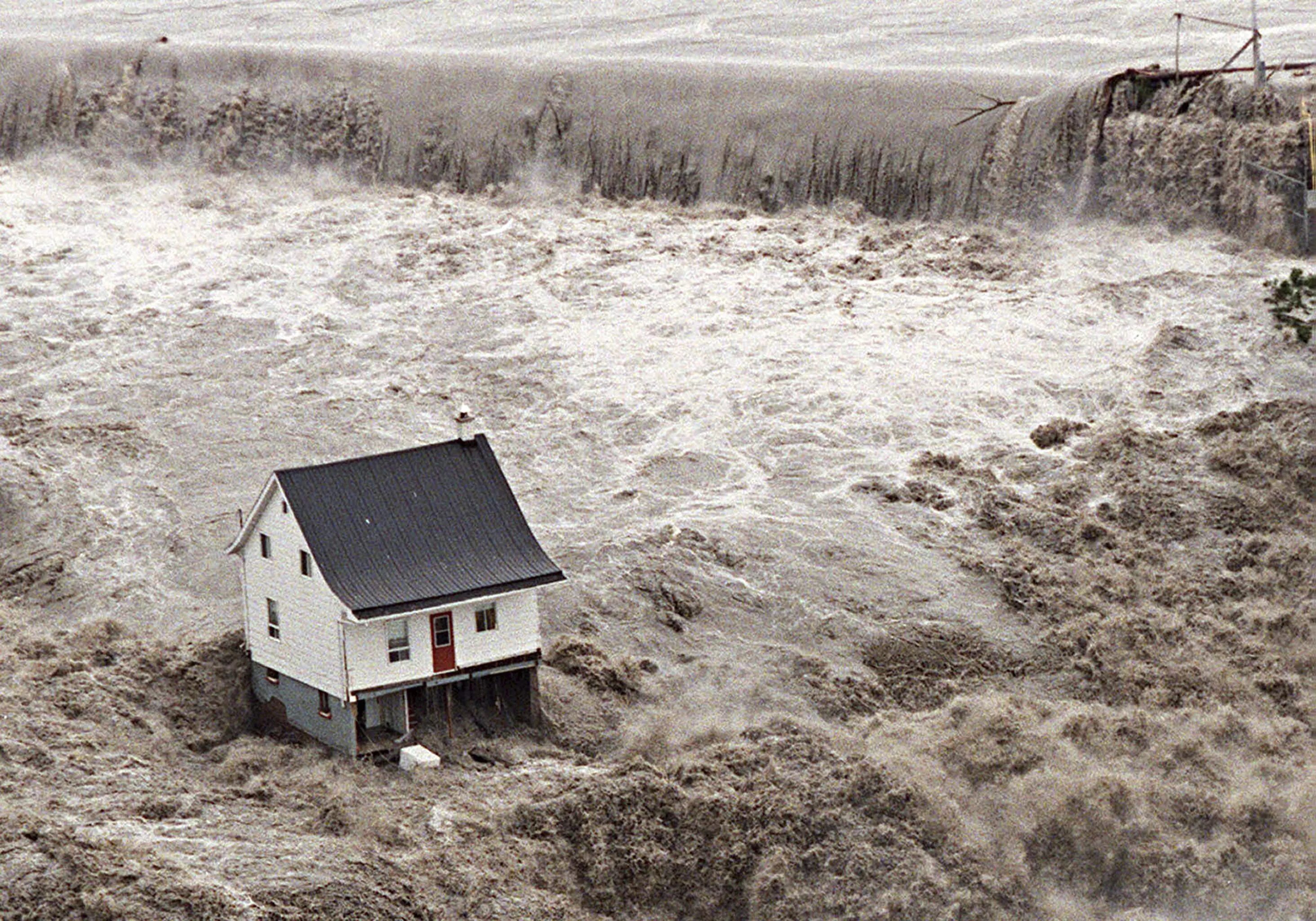 Flood natural disaster. Стихийные бедствия. Наводнение. Природные явления наводнение. Высокие наводнения.