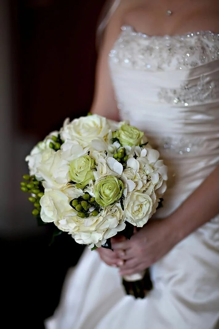 Букет невесты под платье цвета айвори. Букет под. Свадебный букет в красном цвете. Букет невесты айвори. Свадебный букет невесты пастельных тонов.