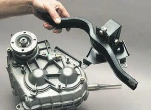 Раздатка шевроле в ниву 21213. Крепление раздатки нива шевроле. Как снять раздатку на шевроле нива. Раздатка нива датчик скорости. Как снять раздатку на шевроле нива.