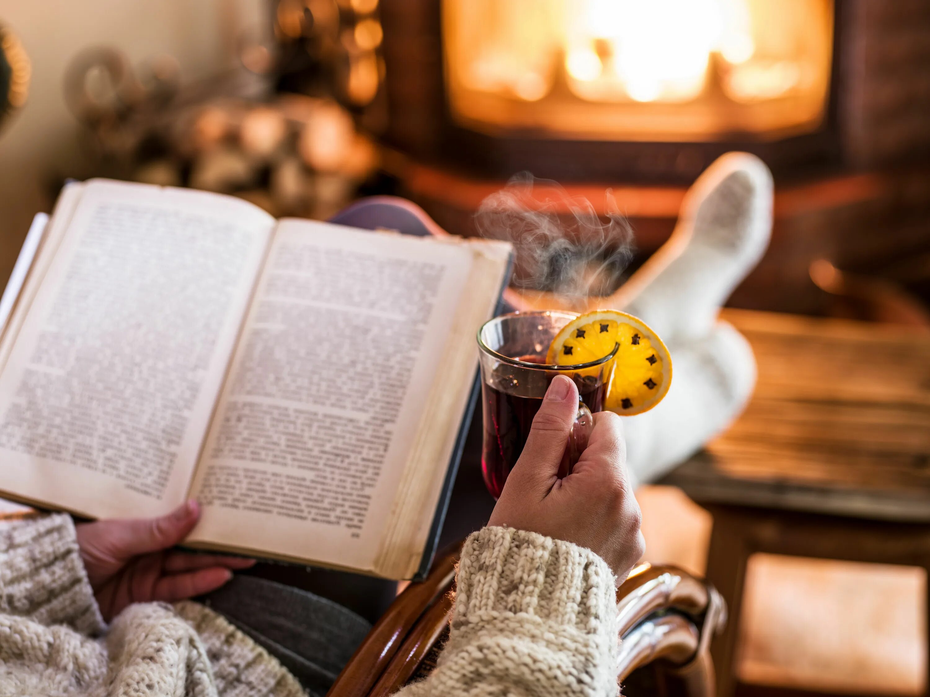 Станет доброй традицией. Чтение книг. Чтение зимой. Уютное чтение. Уютный вечер у камина с книгой.