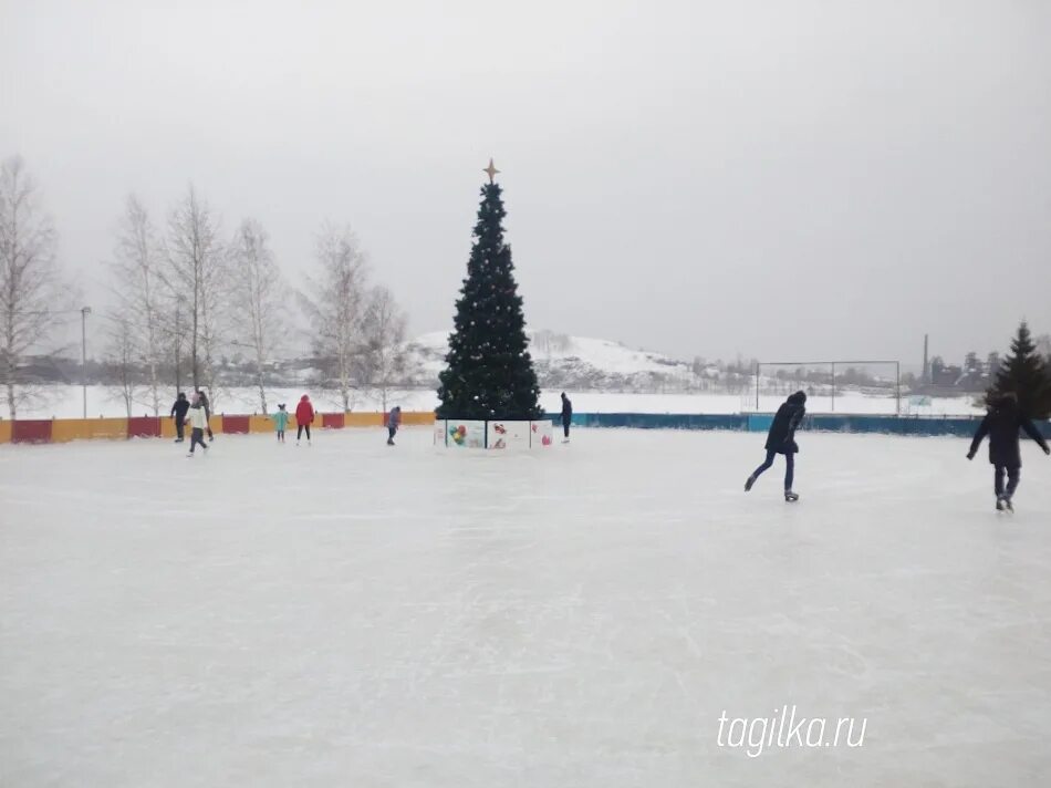 Президентский нижний тагил каток камеры. Каток тагил. Ледовый городок город нижний тагил. Ледовый городок нижний тагил 2023 год. Каток уралец нижний тагил.