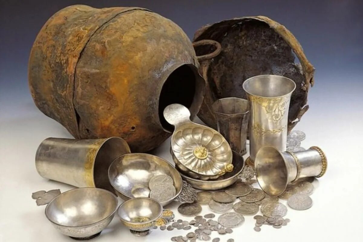 культурные объекты. историческая ценность архитектуры. понятие культурные ценности. антикварный салон. древние вещи.