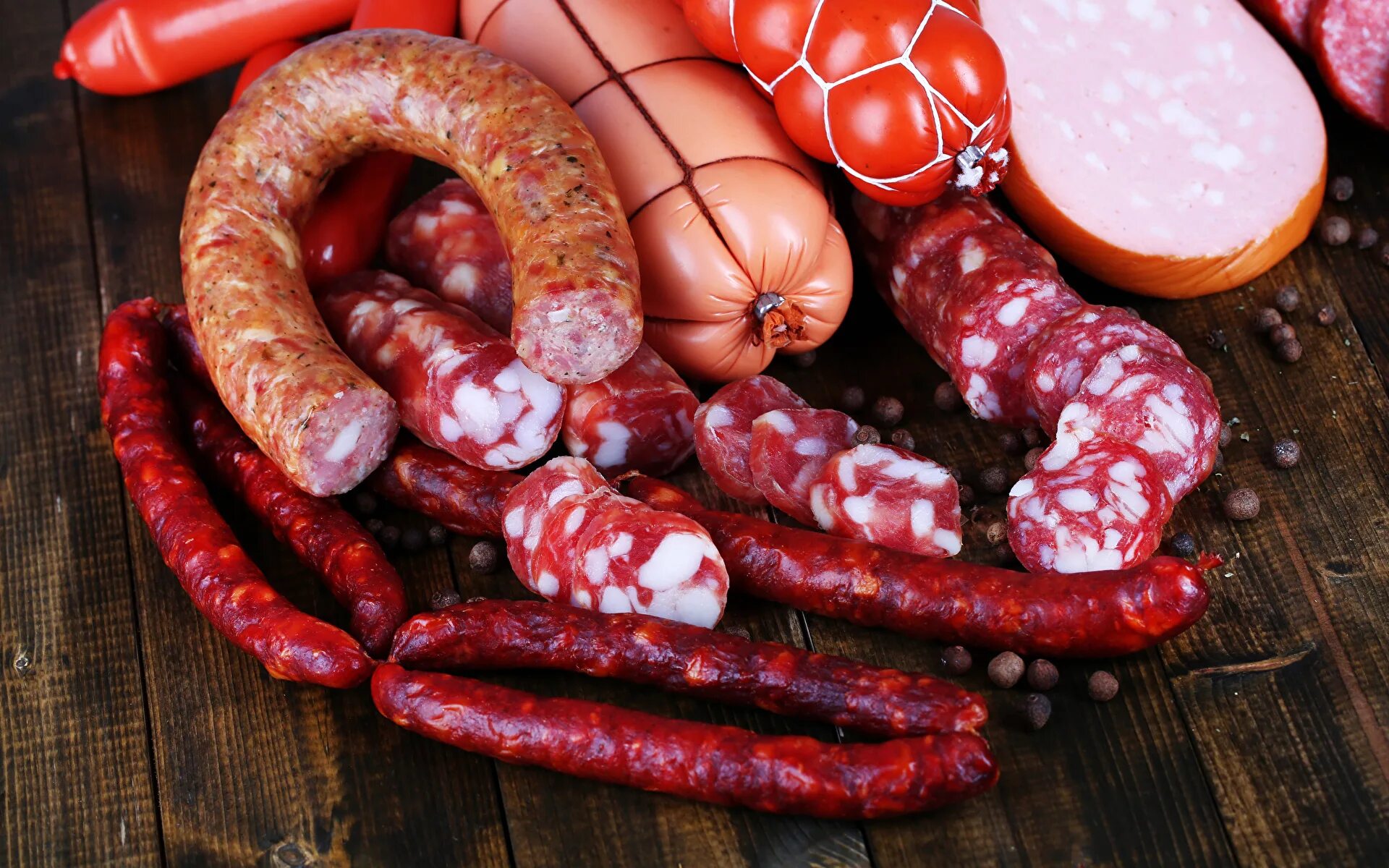 Категории мясных изделий колбаса. Самая аппетитная колбаса. колбаса 4к. колбаса на дереве. колбаса сосиски сверху на дереве.