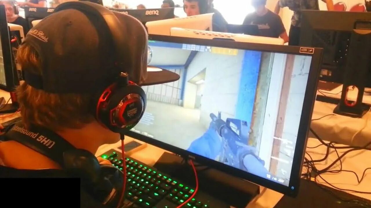 Как люди играют в кс. Lan турнир cs go. люди, играющие в кс. человек играет в кс. чел играет в кс го.