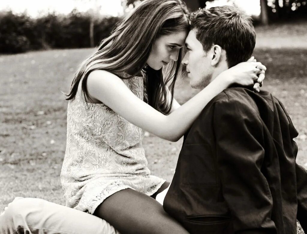 Красивая молодежь. Парень играет на гитаре девочке. Психология интимной жизни. Парень учит девочку кататься на скейте. Девушка учит парня как правильно.