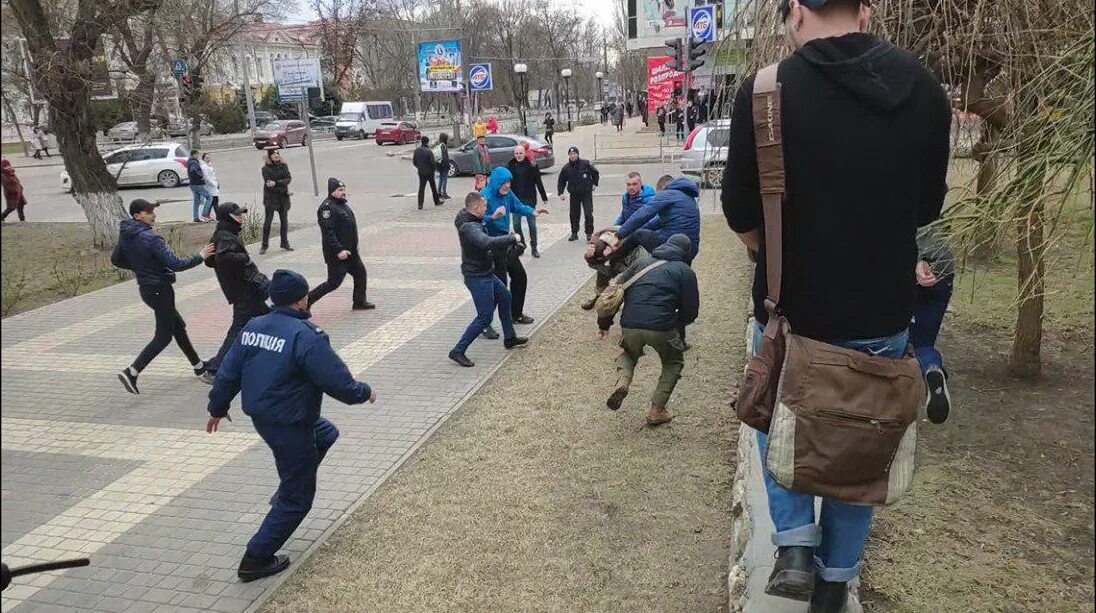 Что происходит в херсоне сегодня. В херсоне призывать людей. стычка которая будет в херсоне. херсон связанные люди на улице. фото что творится в херсоне.