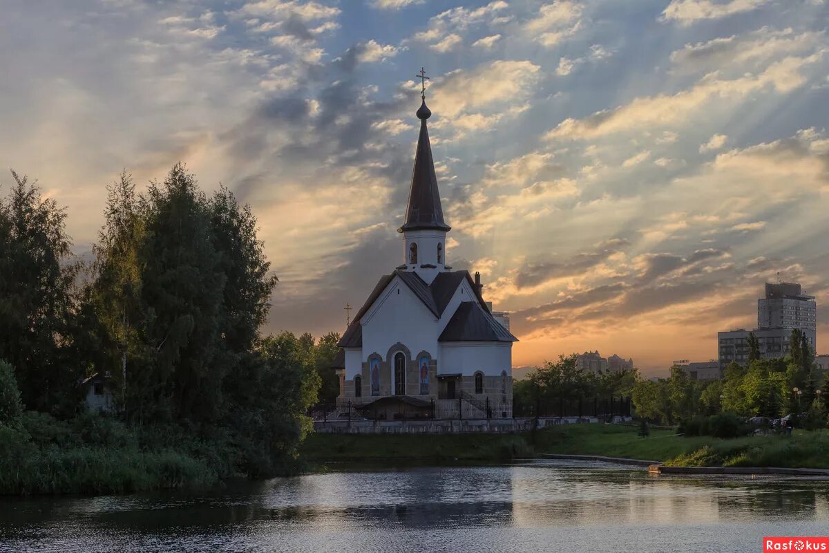 церковь в шуваловском парке. храм в южно приморском парке спб. приморский парк храм. православный храм черноголовка. парк принарский в серпухове.