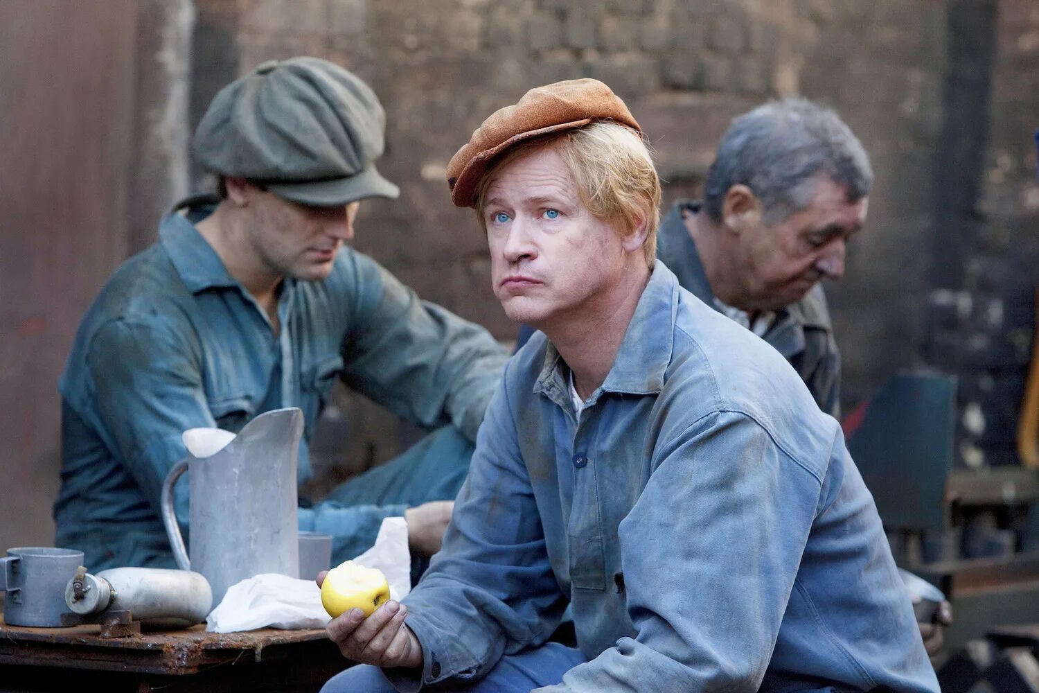 Столетний старик который вылез в окно и исчез. Старик который вылез в окно. Столетний старик который вылез в окно и исчез. Столетний старик который вылез. Столетний старик фильм.