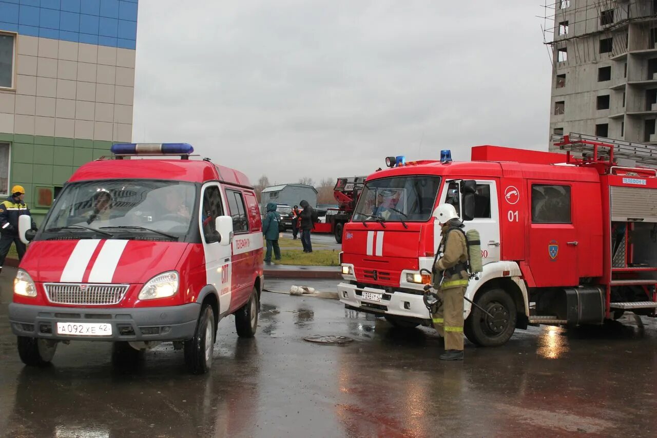 Номер скорой медицинской помощи пожарной охраны газовой службы. Передвижной узел связи 5328в1 МЧС на шасси КАМАЗ. МЧС 001 автомобиль Нелидово. Номер 04 газовая служба. 4 номера скорой