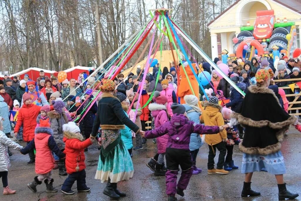 Скоморохи на Масленицу. Масленичные гуляния в детском саду. Масленица это праздник посвящённый. Масленица празднование на улице.