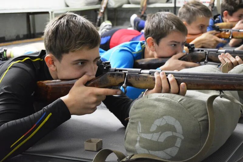 Ученик тира. Меткий стрелок пулевая стрельба. Пулевая стрельба винтовка. Секция стрельбы для детей. Секция по стрельбе.