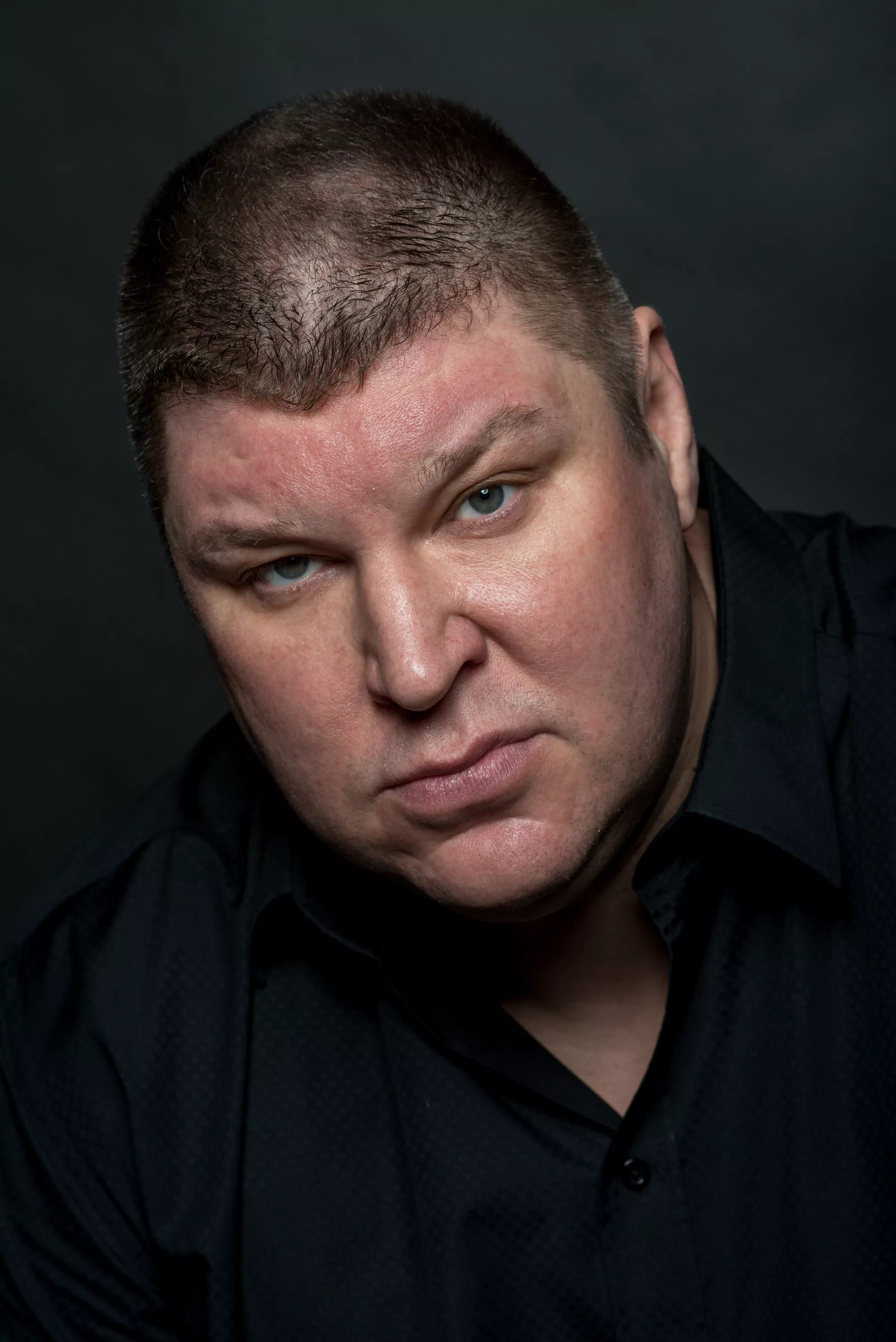 Универ телохранитель сильвестра андреевича. Охранник сильвестра андреевича. Универ охранник сильвестра андреевича. Охранник в сериале саша таня. Андрей свиридов.