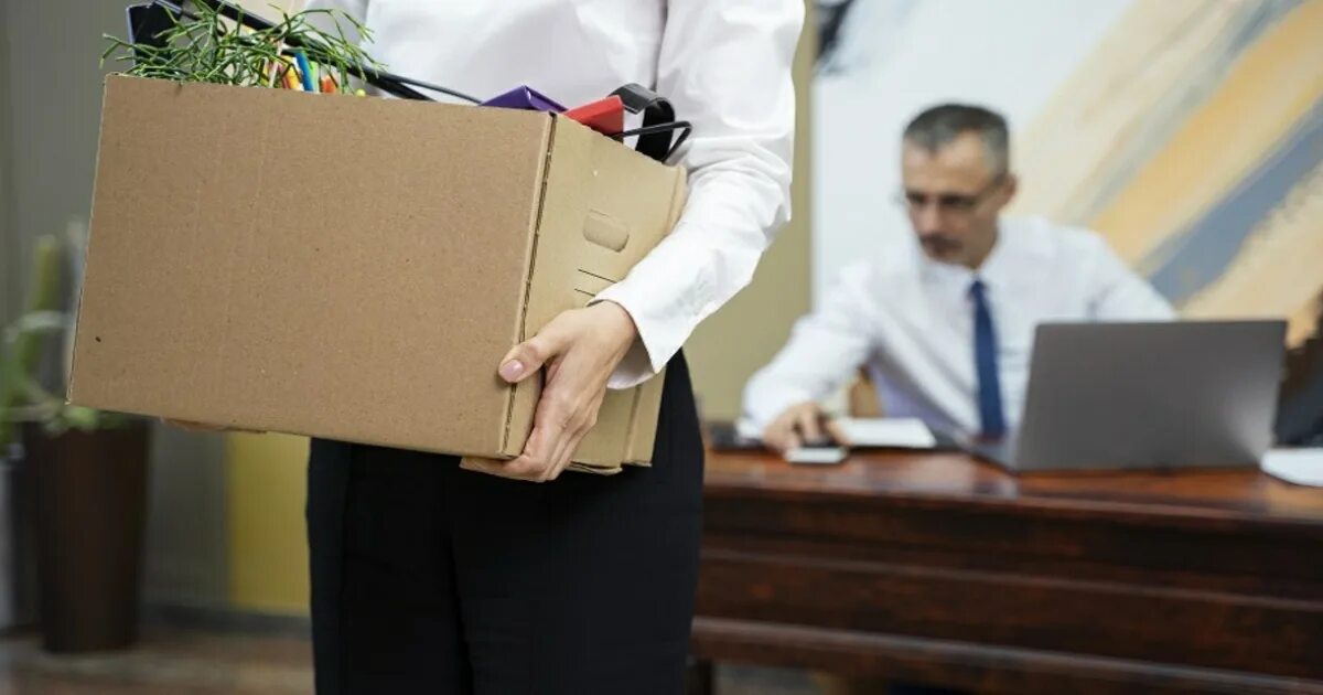 Сотрудник увольняется в период отпуска. Увольнение. увольнение работника. уволенный работник. замена сотрудника.