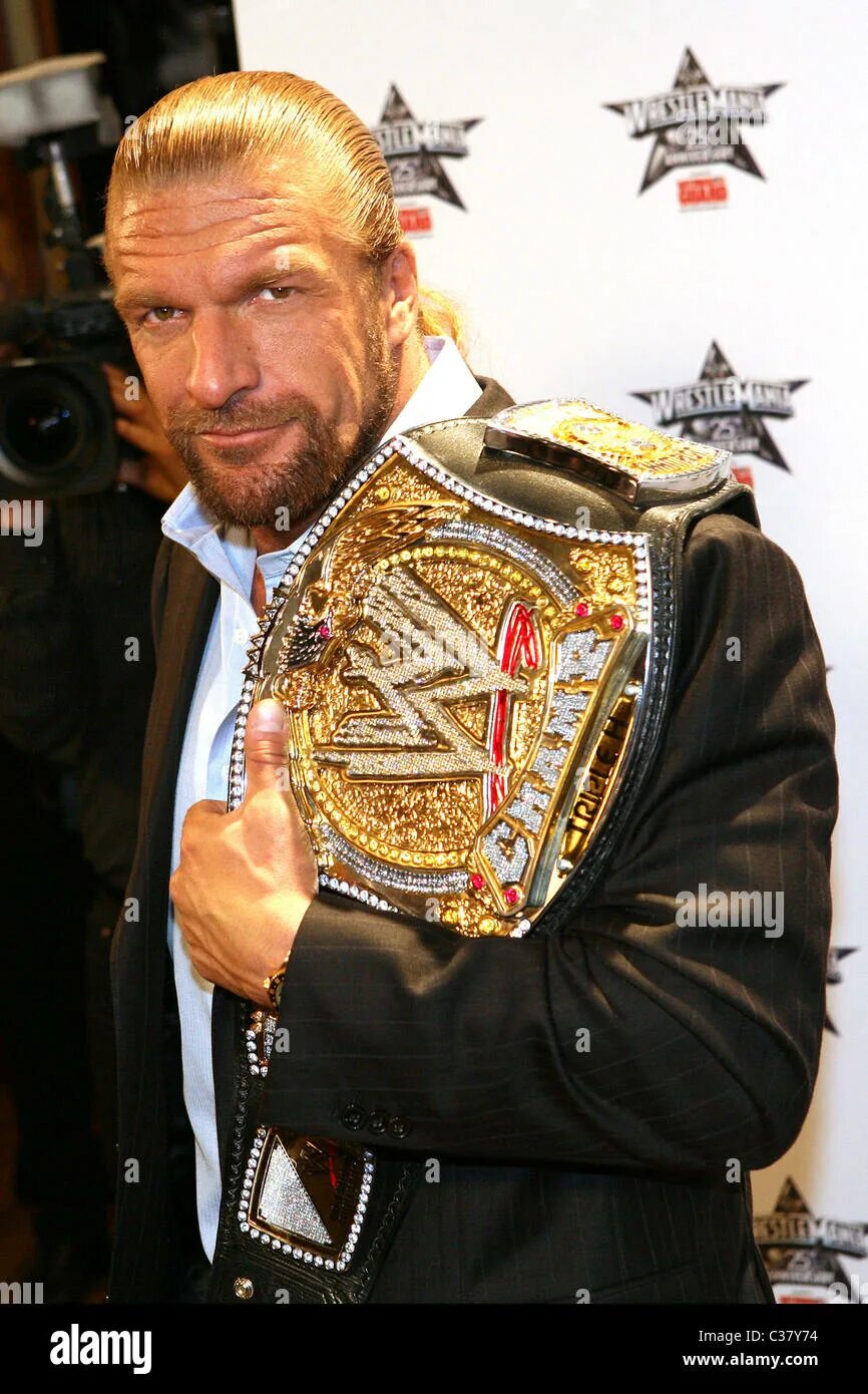 Hhh работа. Игрок трипл эйч. triple h 2000. hhh wwe.