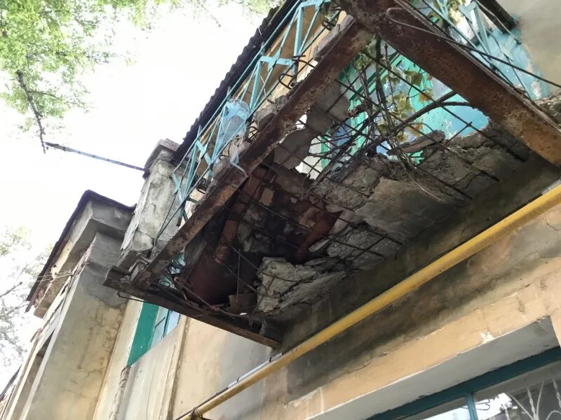 Кирова 101 волгоград аварийный дом. Улица жолудева волгоград. Аварийное жилье волгоград 2024. Аварийное жилье волгоград. Кирпичные послевоенные дома.