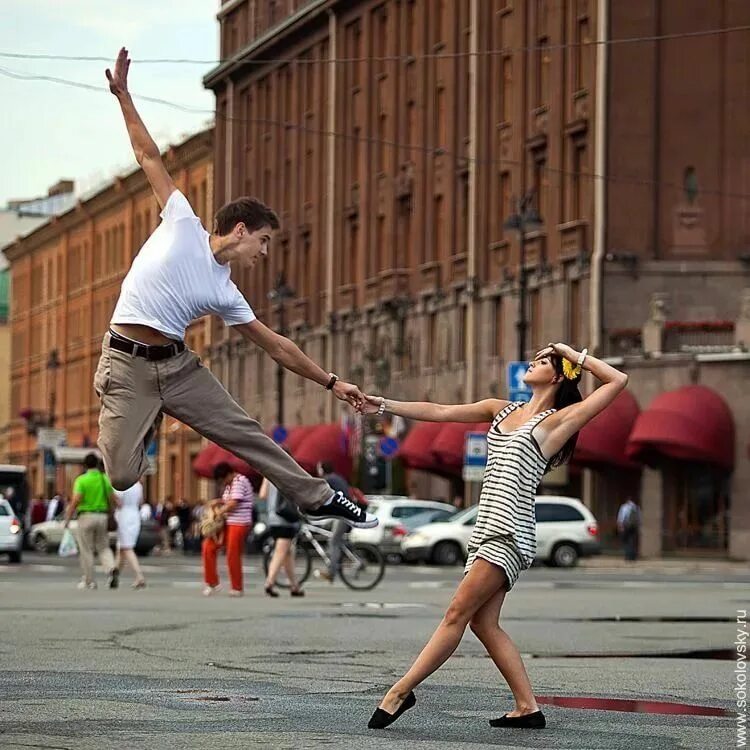 Человек на улице с разного. Люди на улице. Люди на улице города. Танцующие люди на улице. Фотосессия танец на улице.